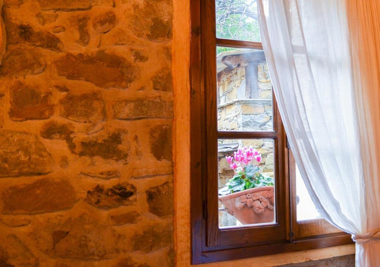 Il Cappellaio Matto Bed & Breakfast Montalto Ligure Екстериор снимка